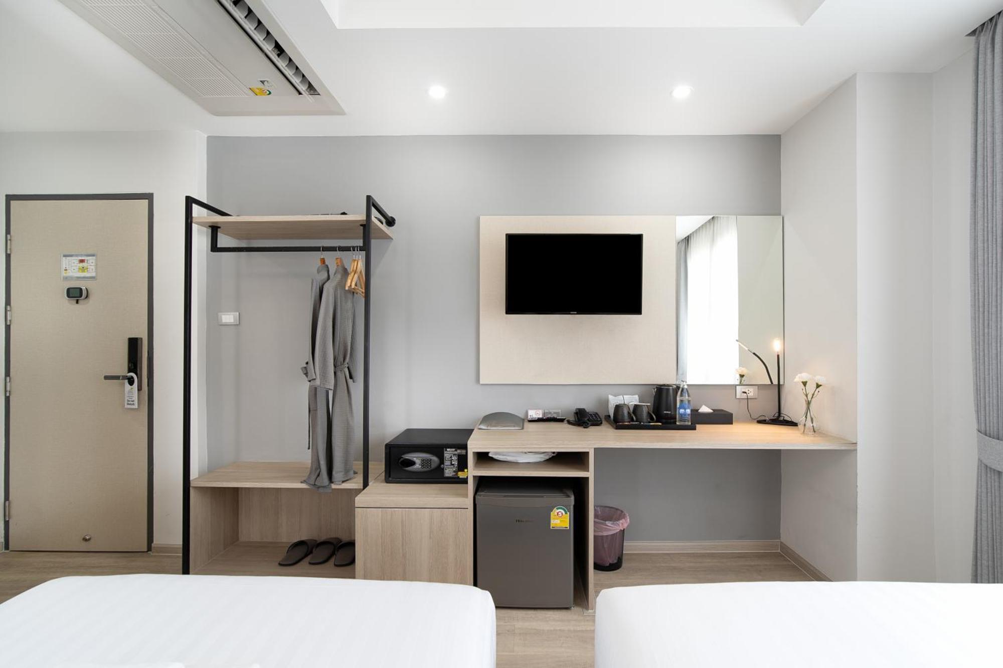 The Riski Hotel At Bangphlat Station Sha Bangkok Buitenkant foto