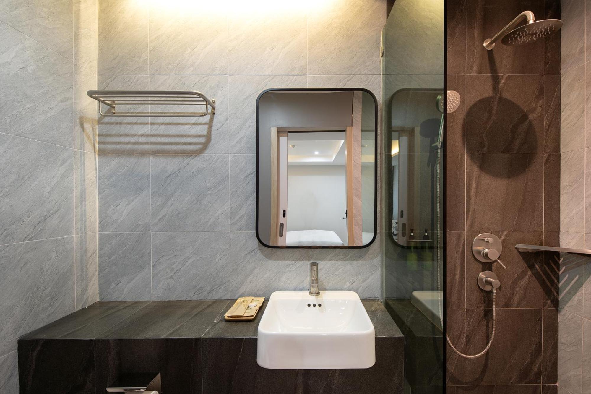 The Riski Hotel At Bangphlat Station Sha Bangkok Buitenkant foto