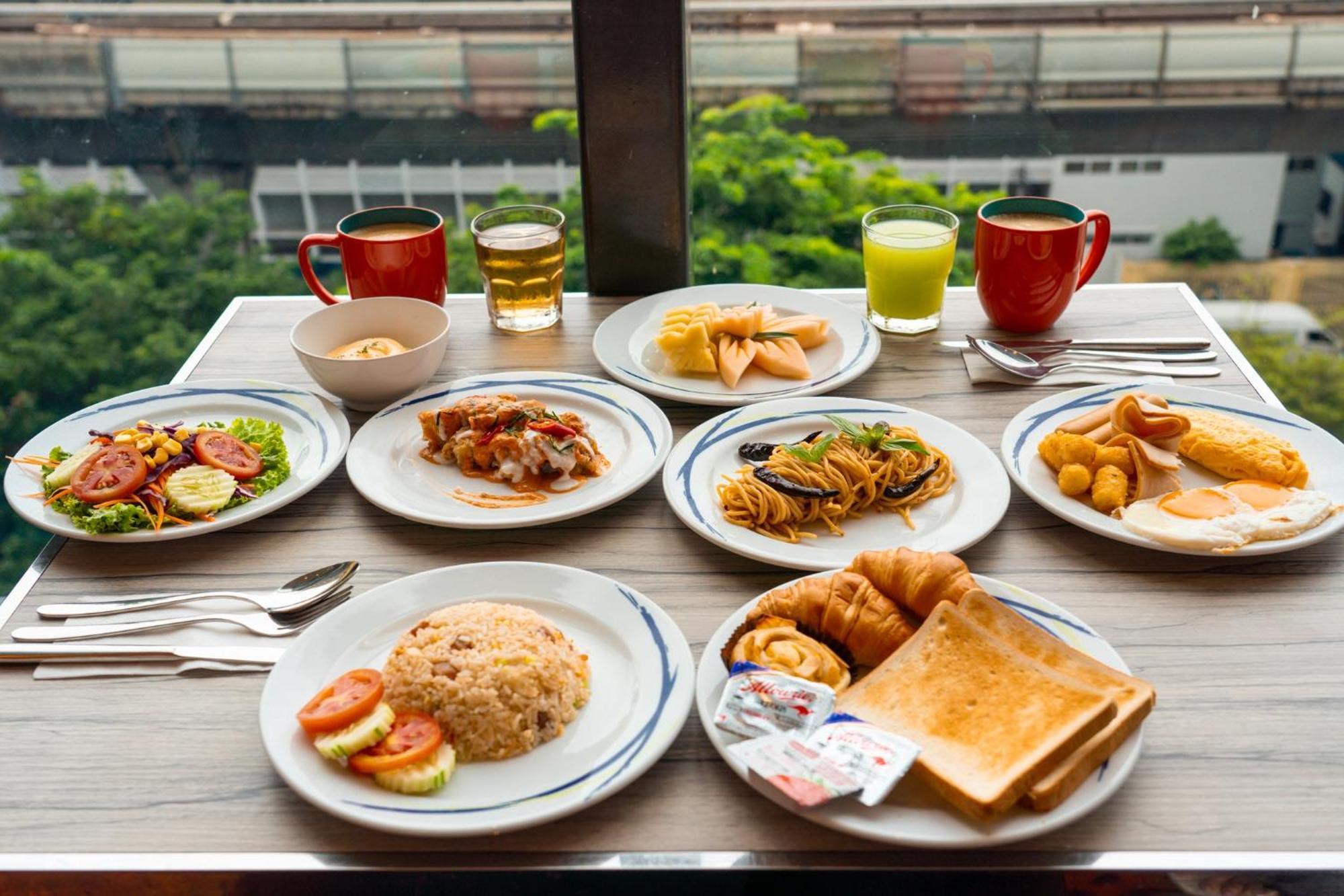 The Riski Hotel At Bangphlat Station Sha Bangkok Buitenkant foto